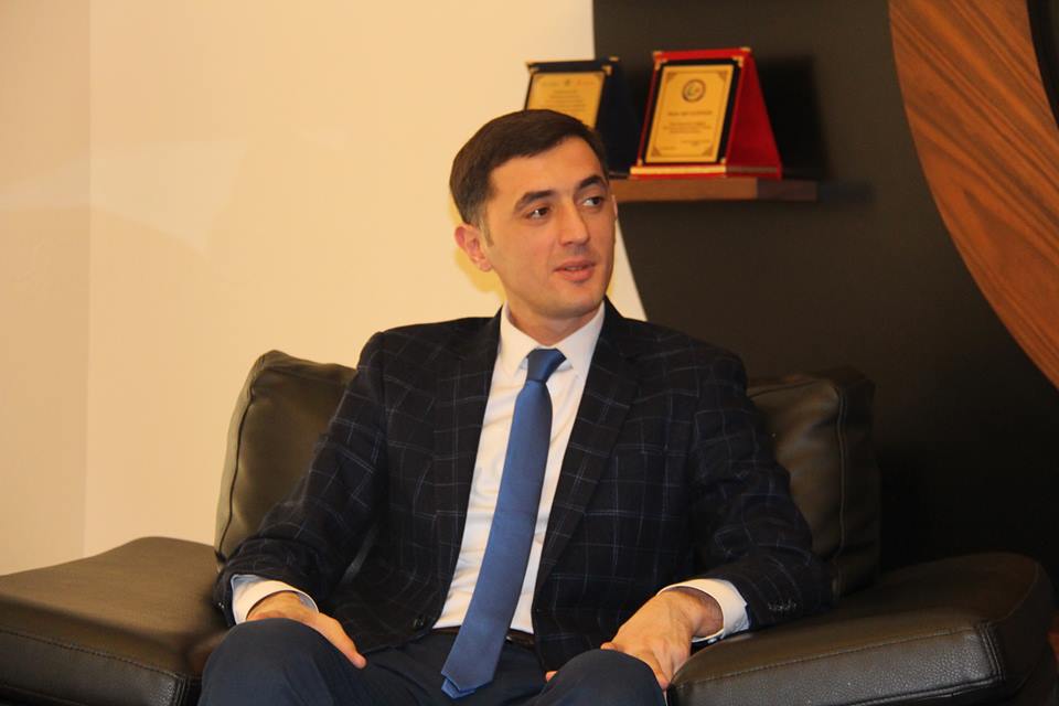 “Şəhərin mərkəzində LGBT bayrağının dalğalandırılmasını qınayıram”- Tural Abbaslı
