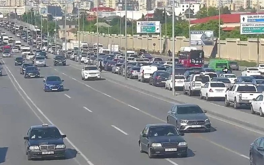 Bakının bir sıra yollarında tıxac yaranıb - SİYAHI