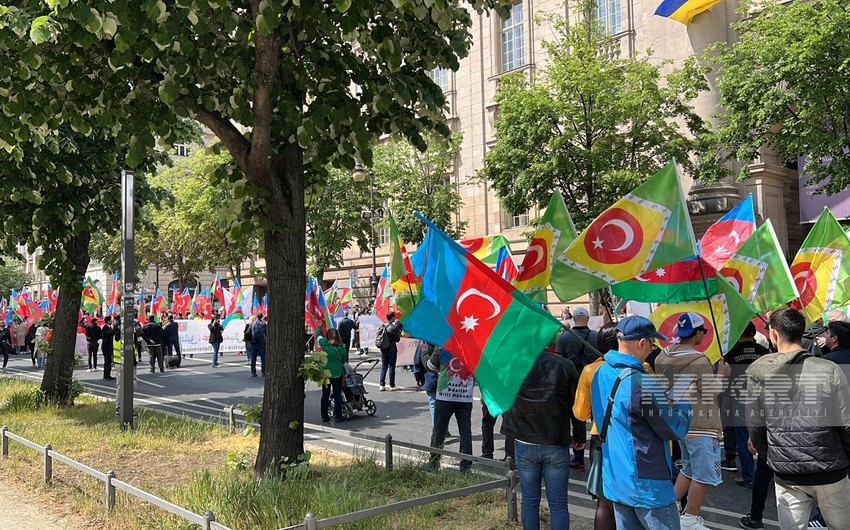 Güney azərbaycanlılar Berlində aksiya keçirirlər