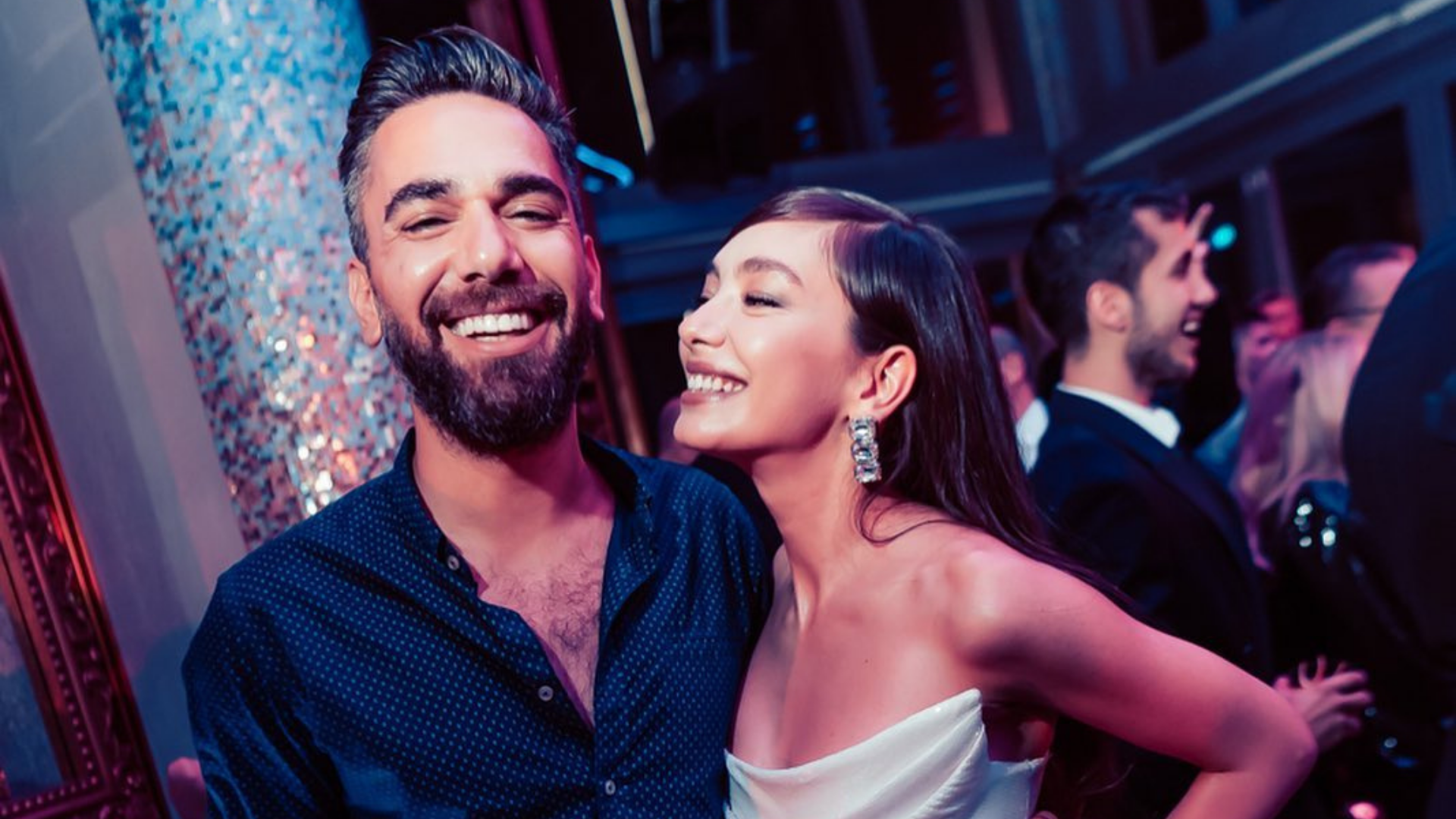 Jurnalistlərin sualları qarşısında aciz qalan məşhur aktyorun rahat davranışı hamını heyrətləndirdi