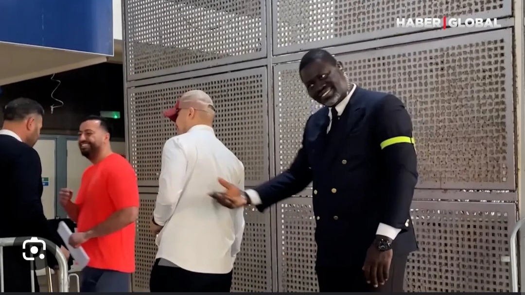 Britaniyalı mühafizəçi Londonda səs verən türk seçicilərini böyük sevinclə qarşıladı - VİDEO