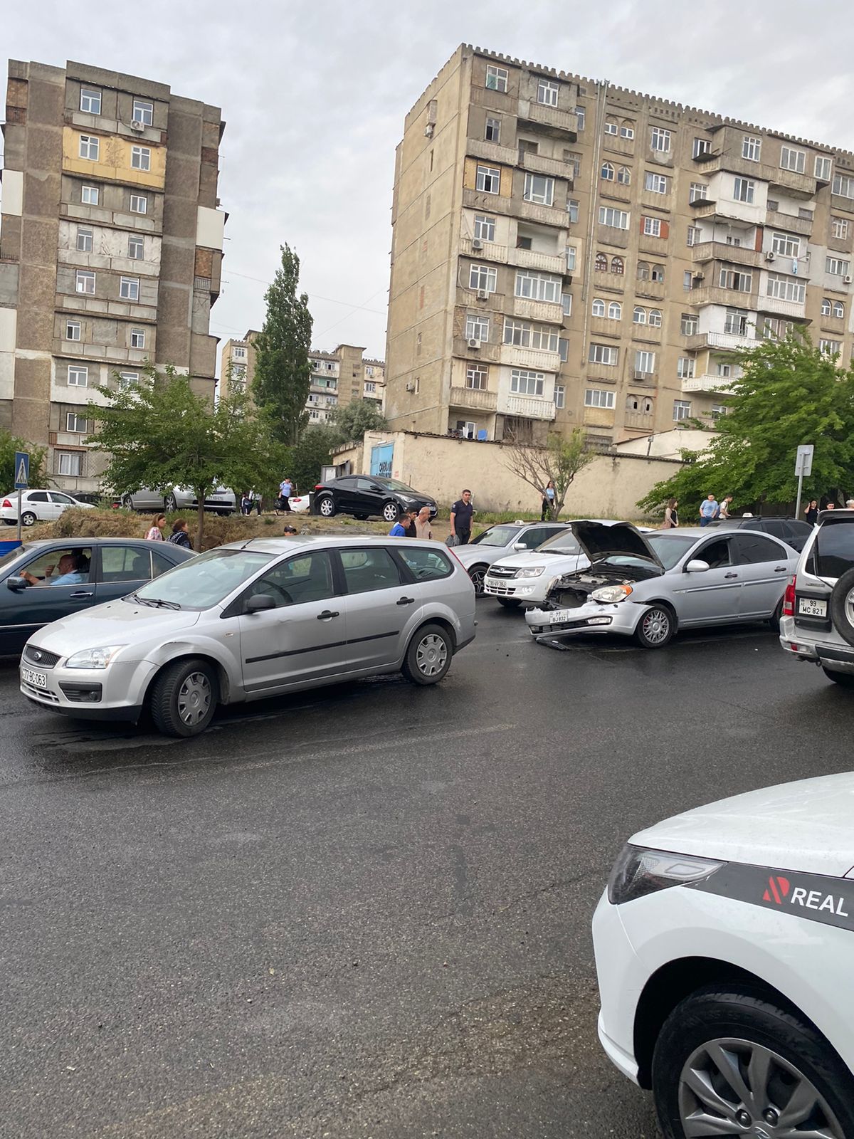 Bakıda zəncirvari qəza: "Hyundai" "Renault"la toqquşdu