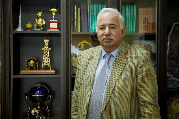 Vladimir Putin azərbaycanlı alimi təltif etdi - FOTO