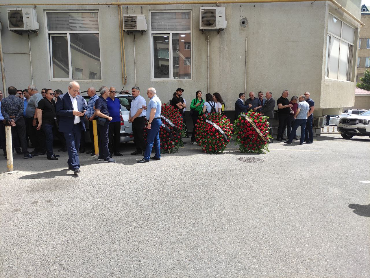 Əməkdar artist Elxan Qasımovla vida mərasimi keçirilir - FOTO