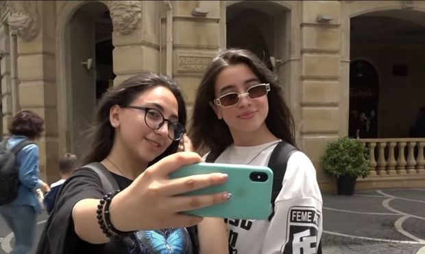 "Like" və məşhurluq üçün hər oyundan çıxan gənclik - VİDEO