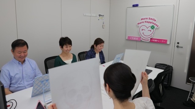 Maska taxaraq gülümsəməyi unudanlar yenidən gülmək üçün məşq edirlər