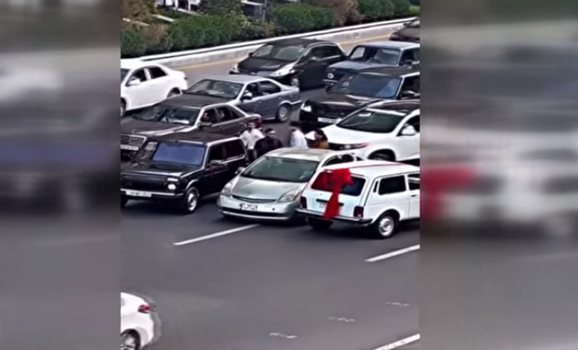 Bakıda toy karvanında sürücülər arasında dava  - VİDEO