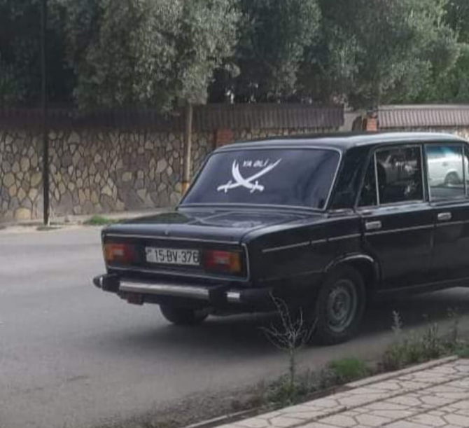 Avtomobilin arxa şüşəsinə yazı yazan sürücü ilə bağlı tədbir görüldü - FOTO