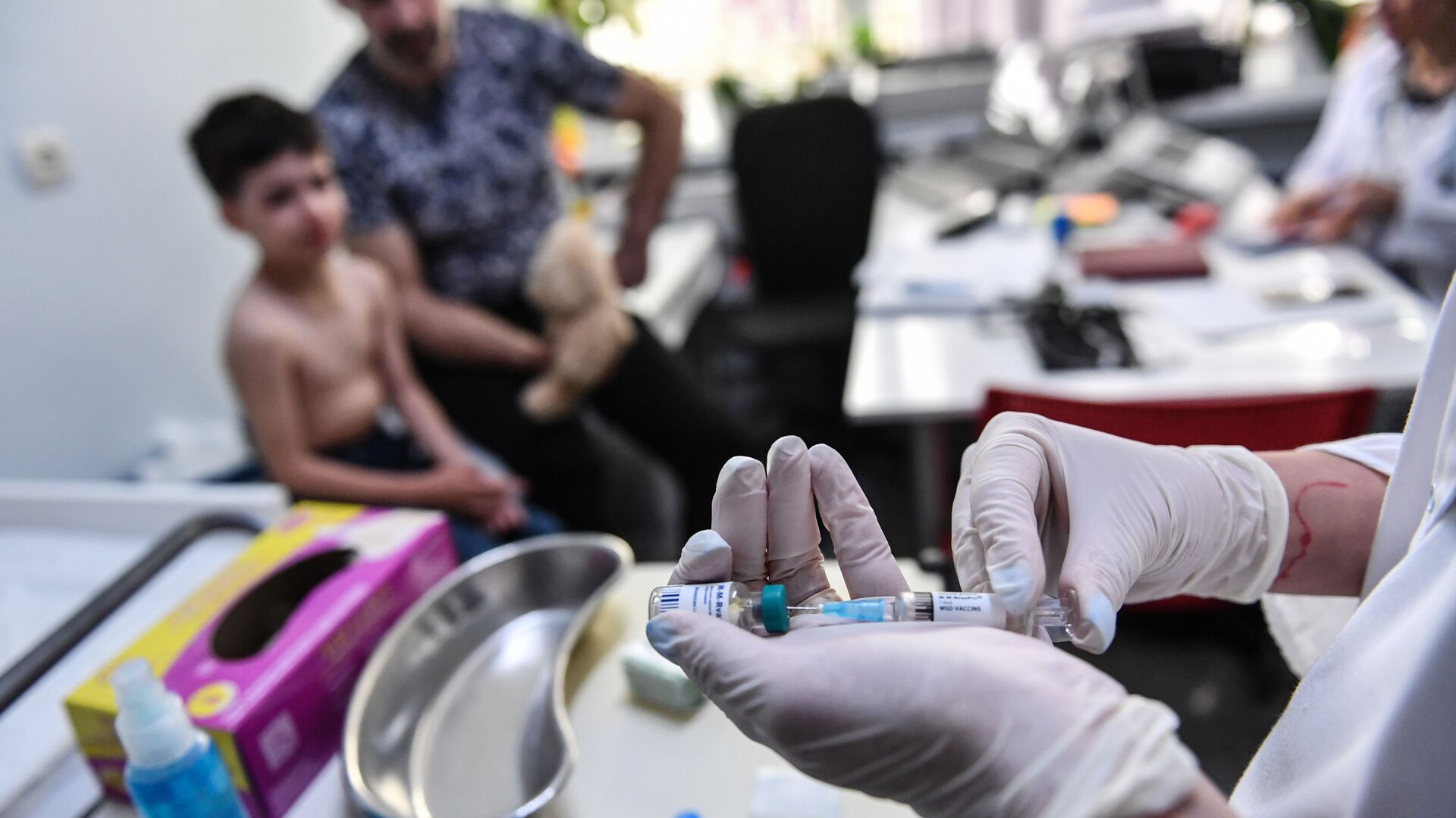 Uşaqlar arasında qızılca ilə suçiçəyi yayılır - Özəl və dövlət xəstəxanalarında peyvəndlər niyə yoxa çıxıb?