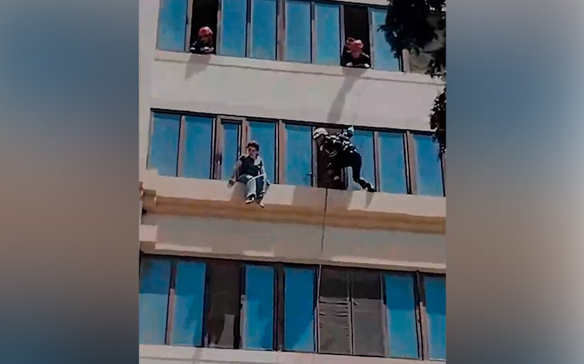 Bakıda özünü binadan atmaq istəyən qadın xilas edildi - VİDEO