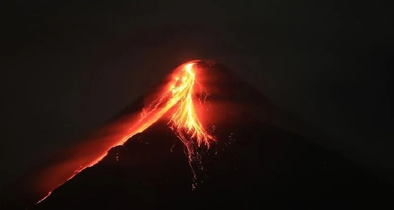 Vulkan püskürdü, minlərlə insan ərazidən təxliyə olundu