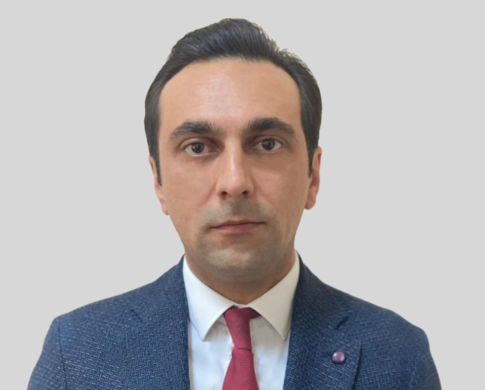 Azərbaycanda yüksək vəzifəli məmur qəfil vəfat etdi