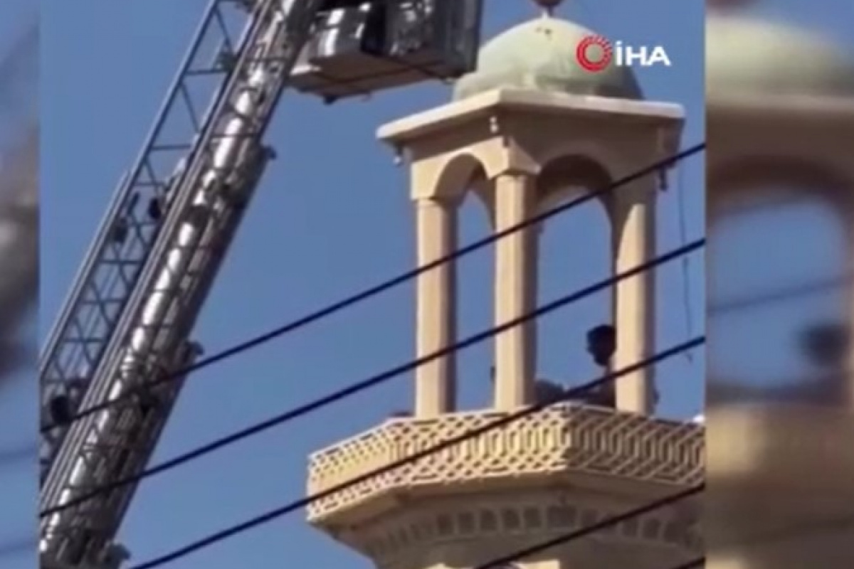 İntihar etmək üçün minarəyə çıxan şəxs belə döyüldü - VİDEO