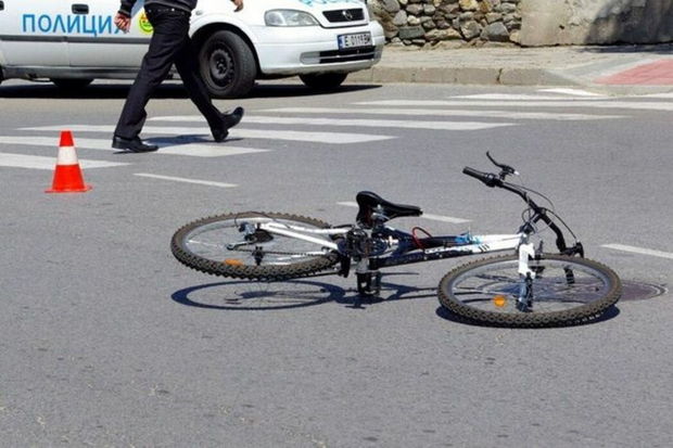 Rusiyada polis velosipedçini avtomobillə vurdu, sonra bıçaqladı