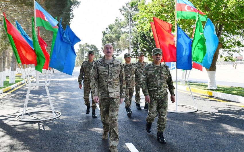 İlham Əliyev MN-in komando hərbi hissələrinin birində yaradılan şəraitlə tanış oldu - FOTOLAR