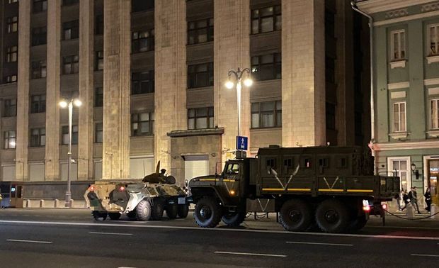 Moskvada gərginlik: Ordu döyüşə hazır vəziyyətə gətirildi, yollarda postlar qurulub