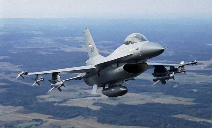 Ukraynalı hərbçilərin F-16 qırıcı təyyarələri ilə təlimləri başlayıb