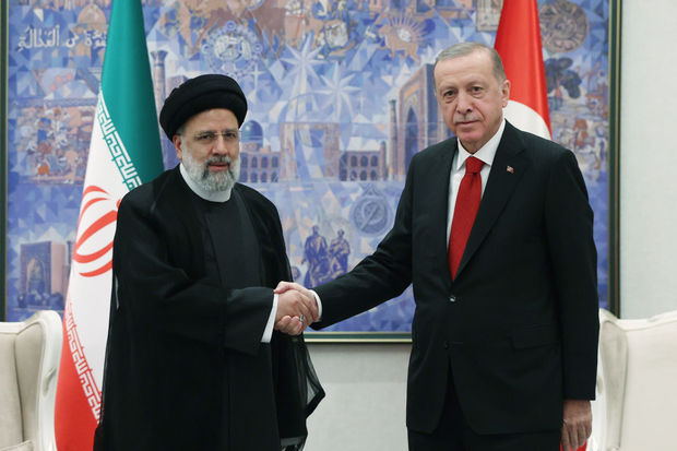 Ərdoğan Rəisi ilə bölgədəki hadisələri müzakirə edib
