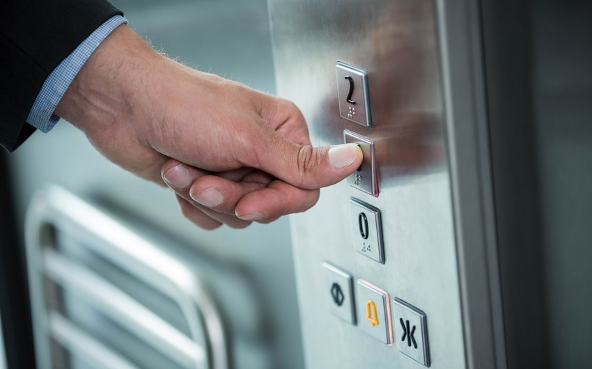 Bakıda çoxmərtəbəli binada lift qırıldı - Xəsarət alanlar var