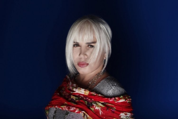 Sezen Aksunun evinə hücum edən azərbaycanlı qadının FOTOSU