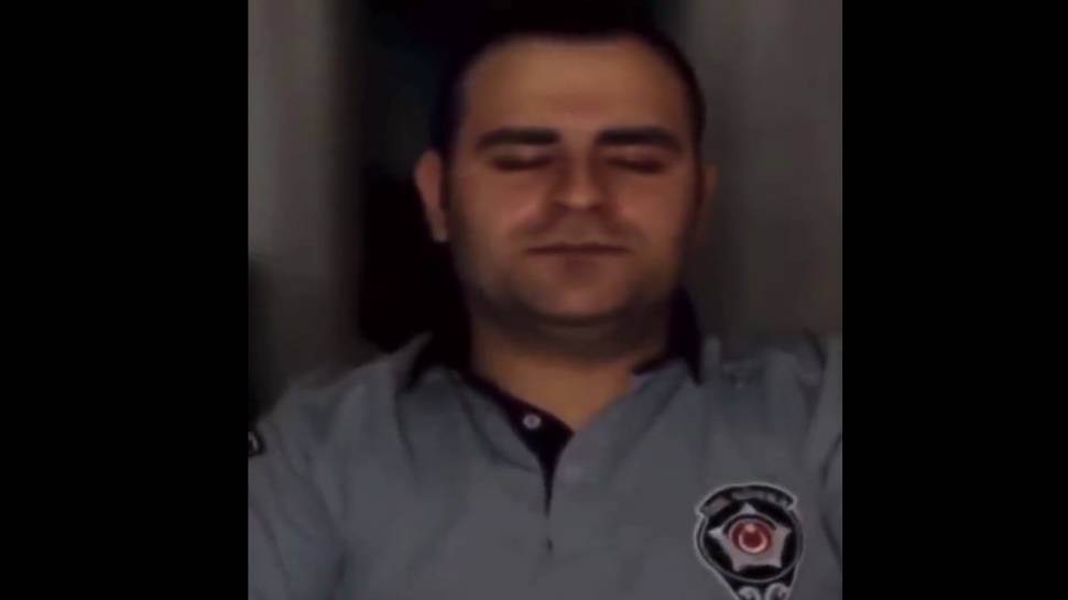 Namaza lağ edən şəxsin görüntüləri tənqid edildi - VİDEO