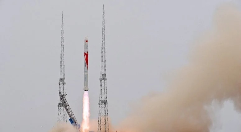 Çindən bir ilk: Dünyanın metanla işləyən raketini kosmosa buraxdı