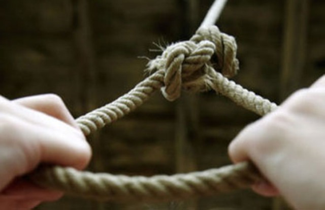 Azərbaycanda iki uşaq anası özünü asdı