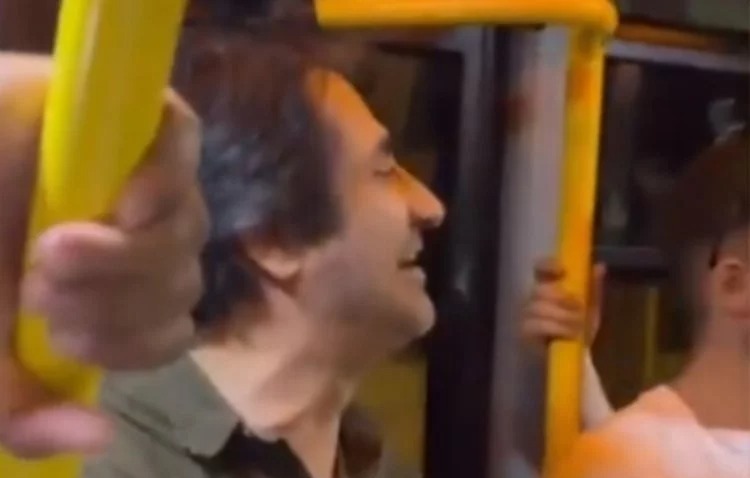 Mahsun Kırmızıgül avtobusda sərnişinlərə mini konsert verdi - VİDEO