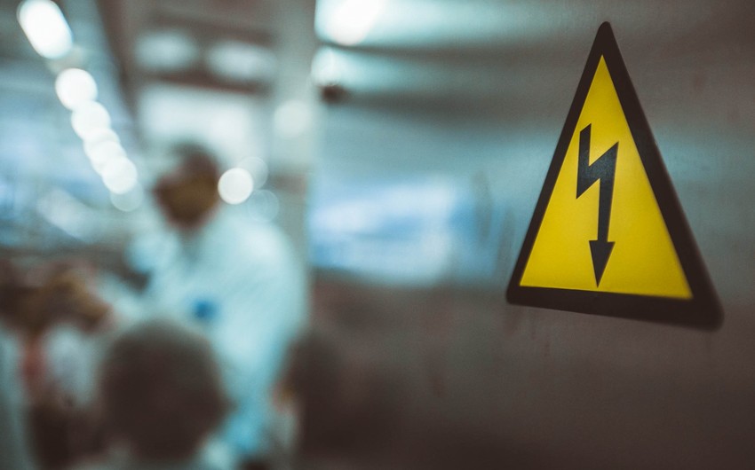 Salyanda fəhləni elektrik vuraraq öldürüb