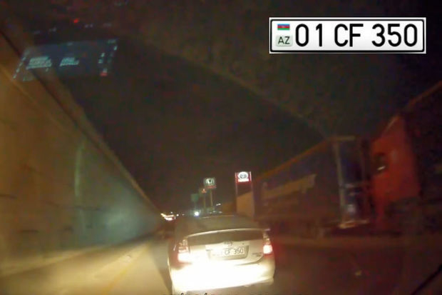 Üç dəqiqə ərzində iki dəfə qayda pozan "Prius" sürücüsü cəzalandırıldı - VİDEO