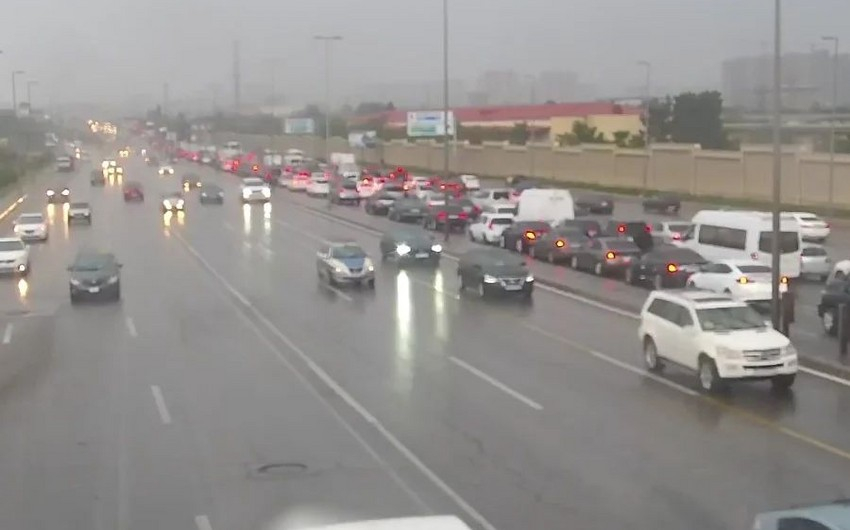 Bakının bir sıra yollarında tıxac yaranıb