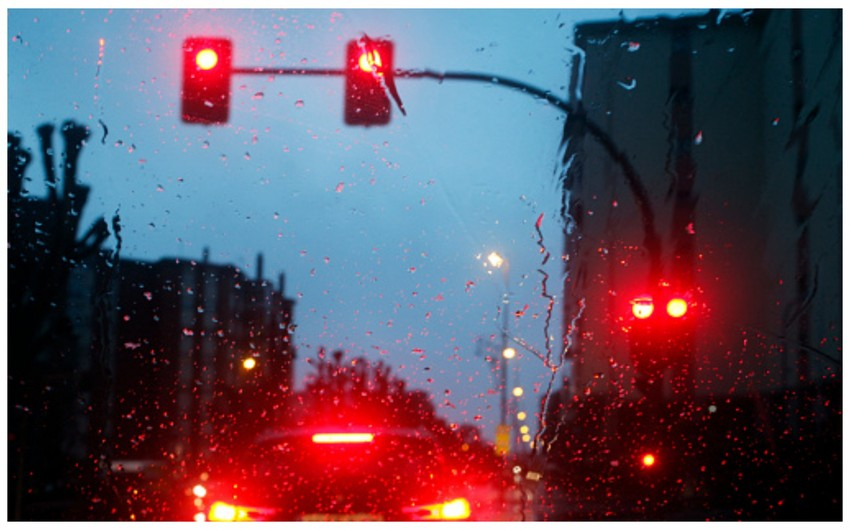 Yağış Bakıda bir neçə küçə və prospektdə işıqforların işində problem yaratdı