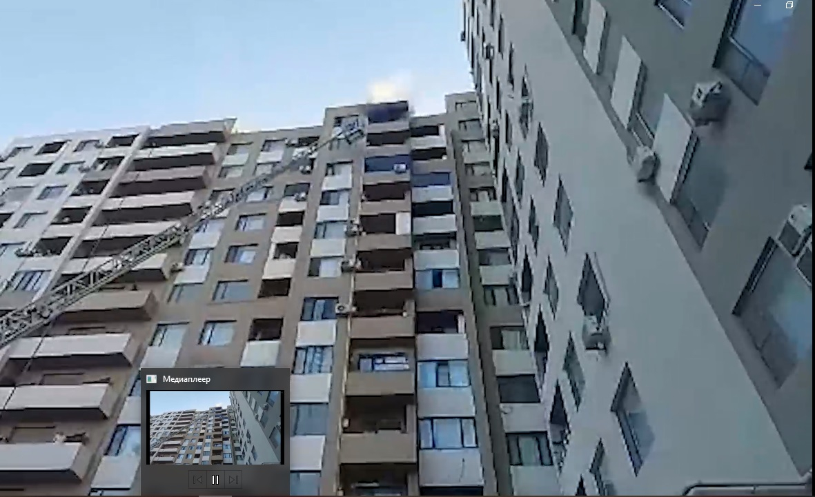 Bakıda çoxmərtəbəli binada yanğın - VİDEO