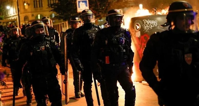 Fransa polis əməkdaşlarını yeniyetməyə qarşı zorakılığa görə saxladı