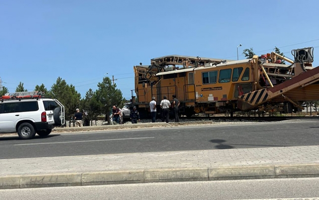 Bakıda “Toyota Prius” yük qatarı ilə toqquşdu