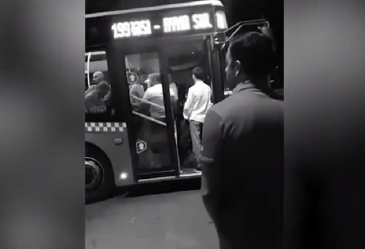 Bakıda sürücü 40 qəpiyə görə yaşlı qadını avtobusa buraxmadı - VİDEO