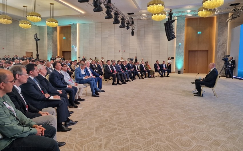 Prezident: "Sosial media və ənənəvi KİV-lər məsələlərdən xəbərdar olmaqda mənə kömək edir"
