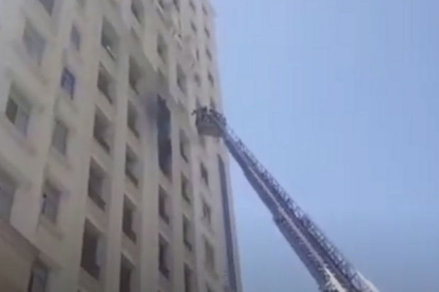 Bakıda çoxmərtəbəli yaşayış binasında yanğın - VİDEO