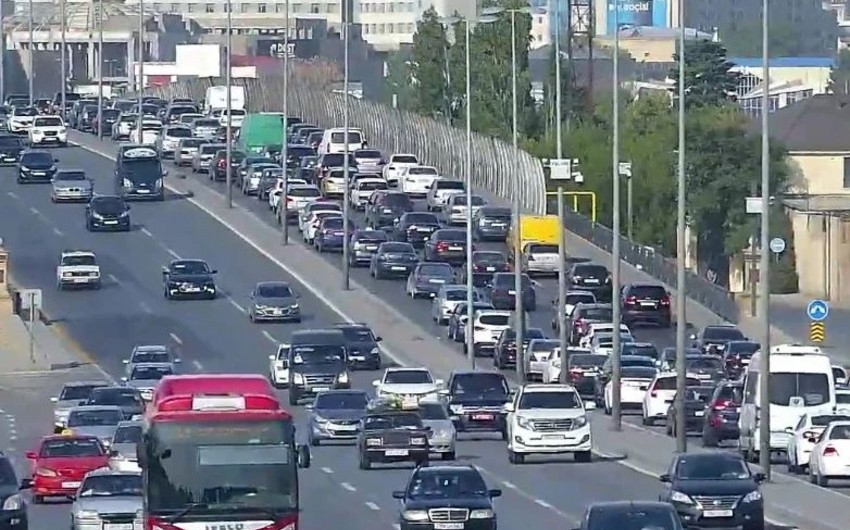 Bakının bir sıra yollarında tıxac yaranıb - SİYAHI