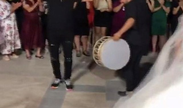 Məşhur müğənni Hataydakı zəlzələdən zərərçəkən cütlüyün toyuna qatıldı