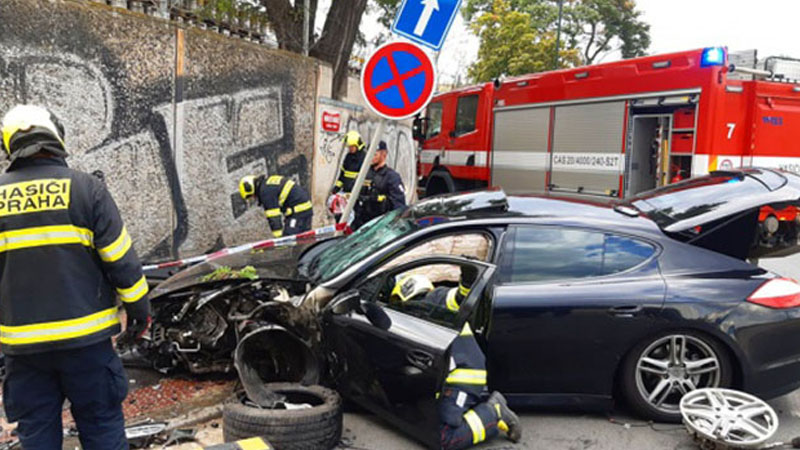 Azərbaycan vətəndaşı Çexiyada “Porshe” ilə polisdən qaçdı, qəzaya düşdü - FOTO