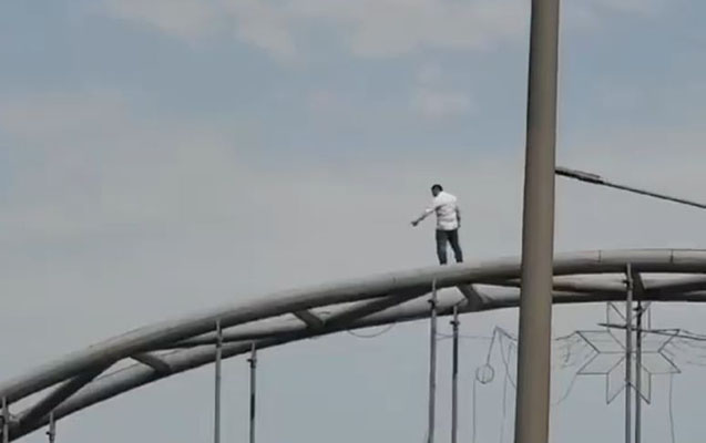 Xırdalanda bir nəfər intihara cəhd edir - VİDEO