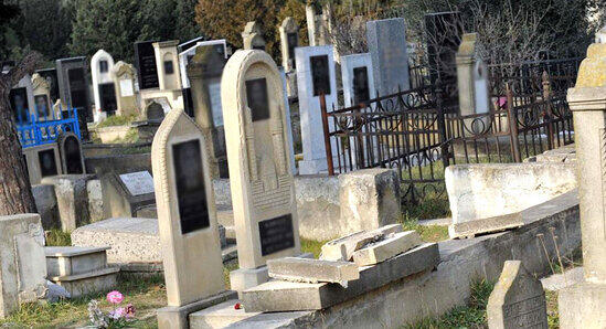 Gənc oğlanla qız qəbiristanlıqda yaxalandı... - TƏFƏRRÜAT