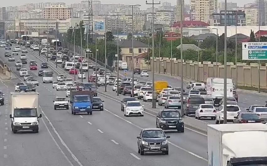 Bakının bir sıra yollarında nəqliyyatın sıxlığı müşahidə edilir - SİYAHI