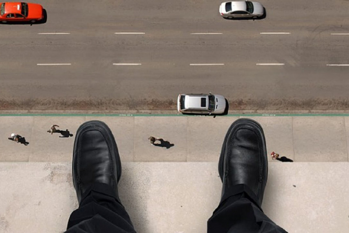 Bakıda 27 yaşlı oğlan özünü binadan atdı