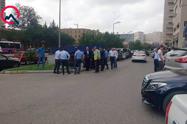 Xəstəxananın qarşısında qəza: Yaralılar var