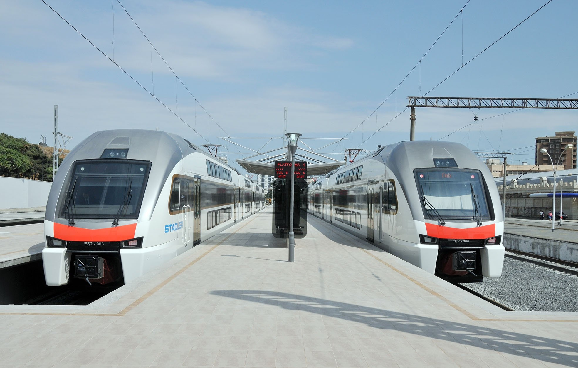 Dəmiryol stansiyasında problem yarandı: Onlarla sərnişin platformaya keçə bilmədi - VİDEO