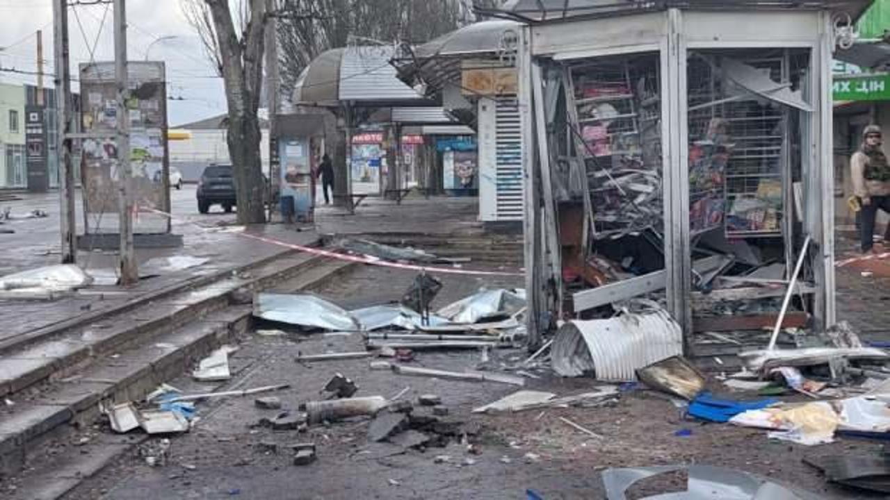 Rusiya Xersonda yaşayış binasını vurdu - 7 nəfər təxliyə edildi