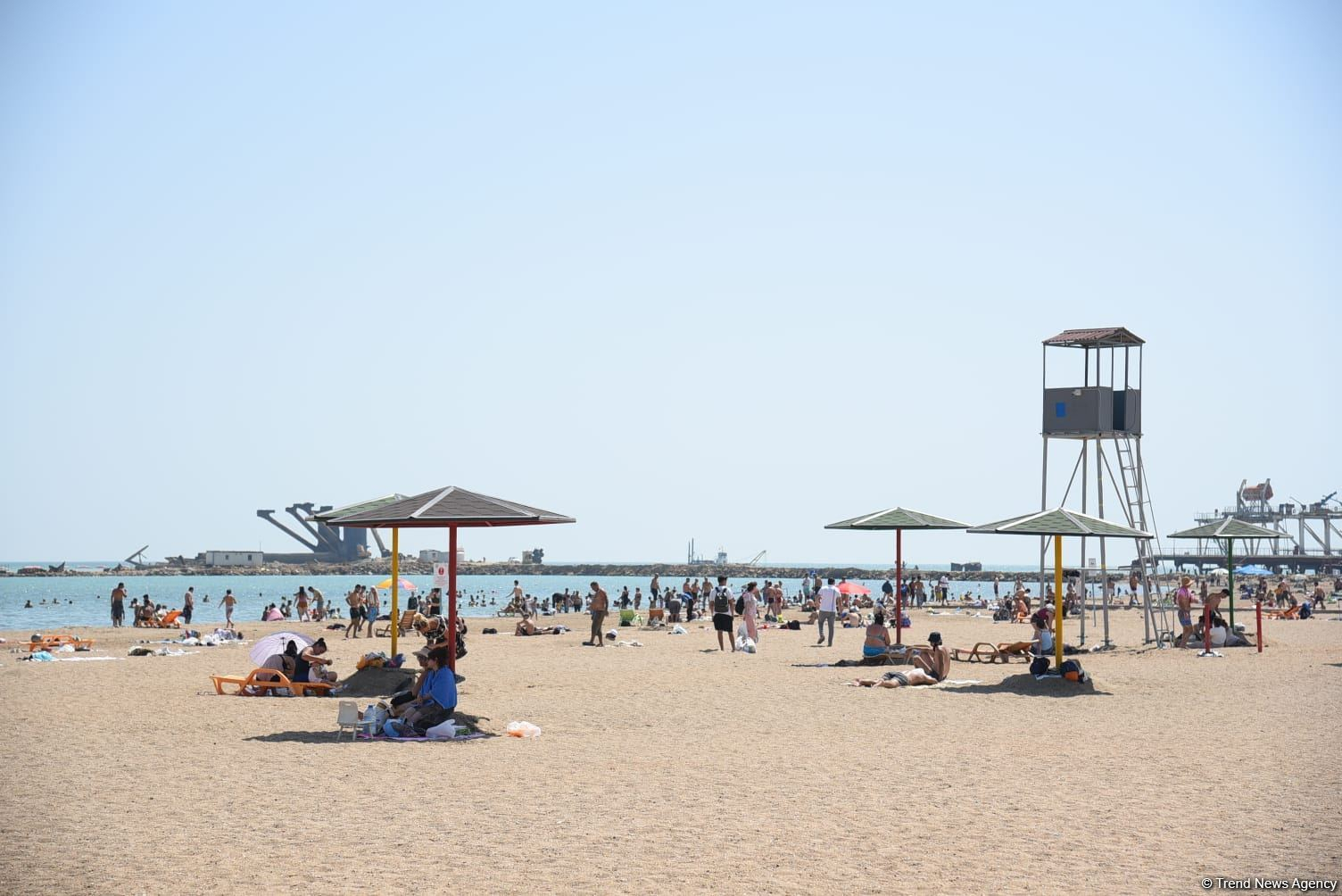 Bu ərazilərdə pulsuz çimərliklər fəaliyyət göstərir