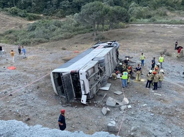 İstanbulda avtobus aşdı: Çox sayda yaralı var
